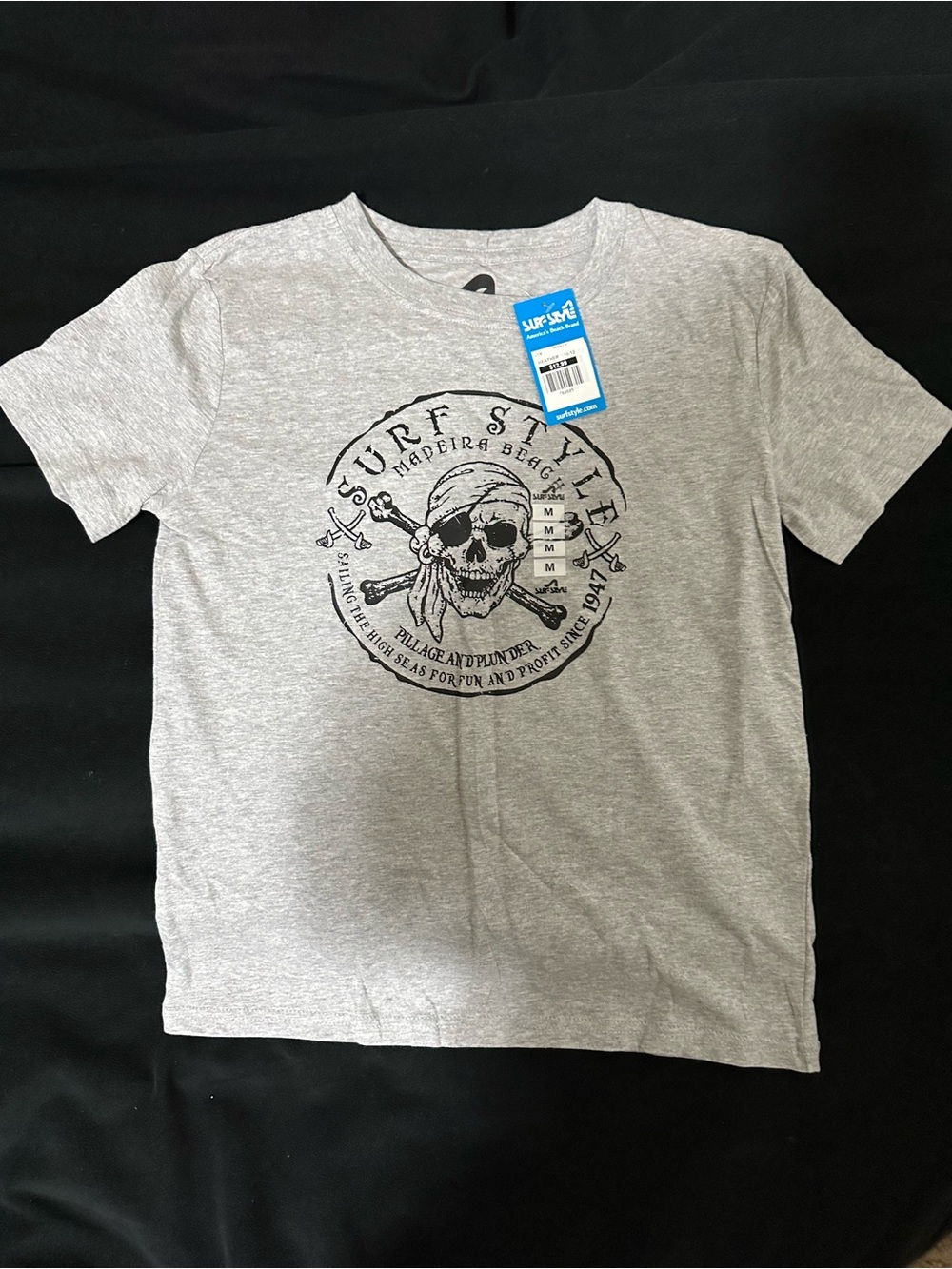 surf style Boys' Light Grey Tee with Black Skull Graphic